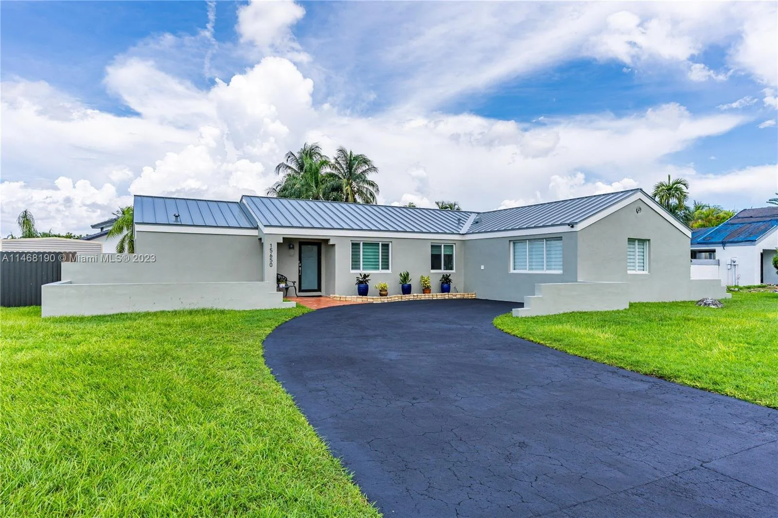 Single-story Richmond West home with a curved driveway
